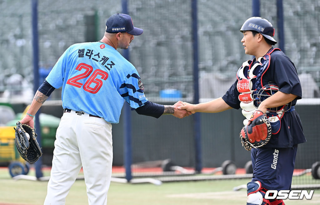 10일 부산 사직야구장에서 2025 신한 SOL 뱅크 KBO 리그 롯데 자이언츠와 SSG 랜더스의 경기가 열린다. 홈팀 롯데는 박세웅이, 방문팀 SSG는 김건우가 선발 출전한다.롯데 자이언츠 새 외국인 투수 벨라스케즈가 사직야구장 마운드에 올라 연습 투구를 마치고 공을 받아준 유강남에게 감사 인사를 하고 있다. 2025.08.10 / foto0307@osen.co.kr