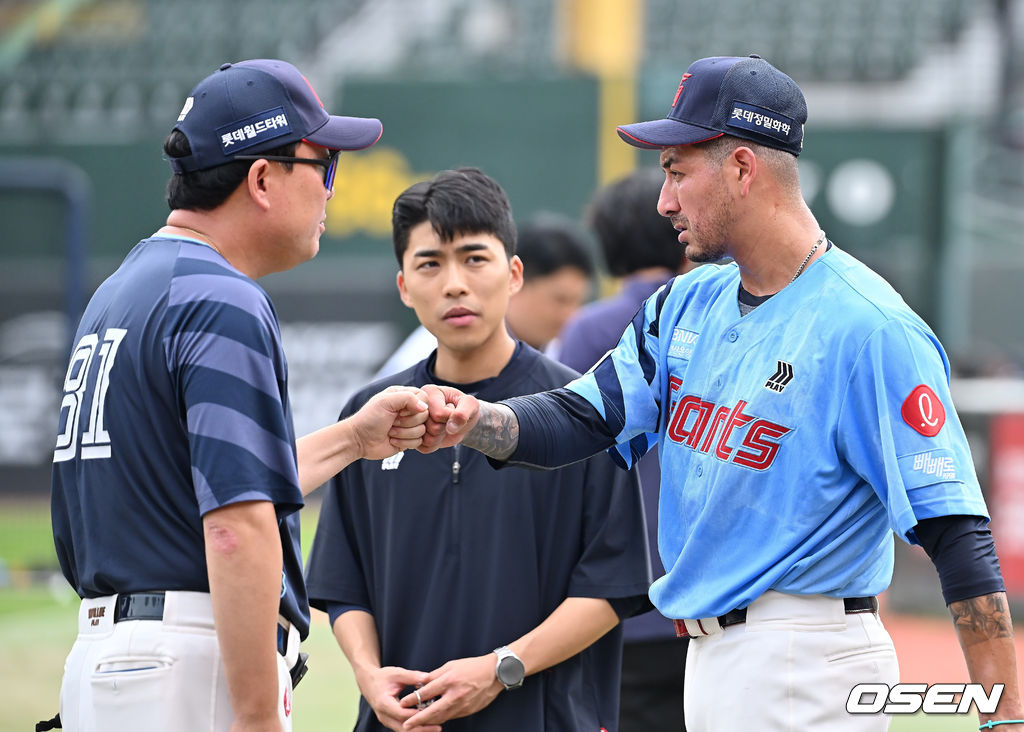 10일 부산 사직야구장에서 2025 신한 SOL 뱅크 KBO 리그 롯데 자이언츠와 SSG 랜더스의 경기가 열린다. 홈팀 롯데는 박세웅이, 방문팀 SSG는 김건우가 선발 출전한다.롯데 자이언츠 새 외국인 투수 벨라스케즈가 사직야구장 마운드에 올라 연습 투구를 마치고 주형광 코치와 인사를 하고 있다. 2025.08.10 / foto0307@osen.co.kr