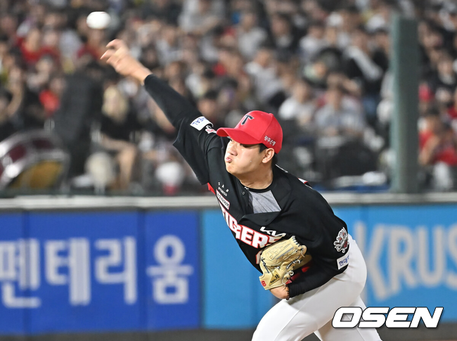 [OSEN=부산, 이석우 기자] 6일 부산 사직야구장에서 2025 신한 SOL 뱅크 KBO 리그 롯데 자이언츠와 KIA 타이거즈의 경기가 열렸다.홈팀 롯데는 데이비슨이, 방문팀 KIA는 올러가 선발 출전했다.KIA 타이거즈 김시훈이 역투하고 있다. 2025.08.06 / foto0307@osen.co.kr