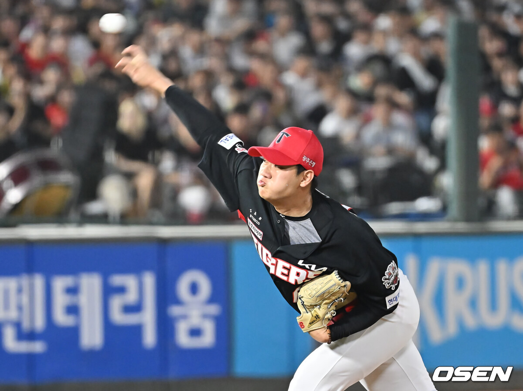 6일 부산 사직야구장에서 2025 신한 SOL 뱅크 KBO 리그 롯데 자이언츠와 KIA 타이거즈의 경기가 열렸다.홈팀 롯데는 데이비슨이, 방문팀 KIA는 올러가 선발 출전했다.KIA 타이거즈 김시훈이 역투하고 있다. 2025.08.06 / foto0307@osen.co.kr