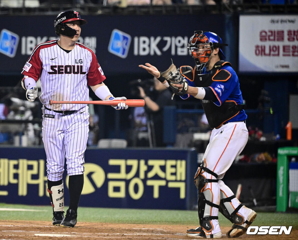 10일 오후 서울 잠실구장에서 ‘2025 신한 SOL Bank KBO리그’ LG 트윈스와 한화 이글스의 경기가 열렸다.LG는 손주영, 한화는 문동주를 선발로 내세웠다.8회말 볼카운트 2-2에서 LG 김현수의 체크스윙이 노스윙으로 판정되자 한화 포수 최재훈이 어필하고 있다. 2025.08.10 /cej@osen.co.kr