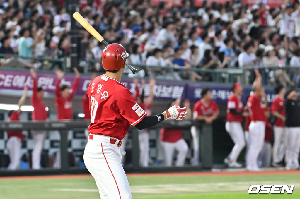 10일 부산 사직야구장에서 2025 신한 SOL 뱅크 KBO 리그 롯데 자이언츠와 SSG 랜더스의 경기가 열렸다. 홈팀 롯데는 박세웅이, 방문팀 SSG는 김건우가 선발 출전했다.SSG 랜더스 조형우가 4회초 2사 1,3루 좌월 3점 홈런을 치고 빠던(배트 플립)을 하고 있다. 2025.08.10 / foto0307@osen.co.kr
