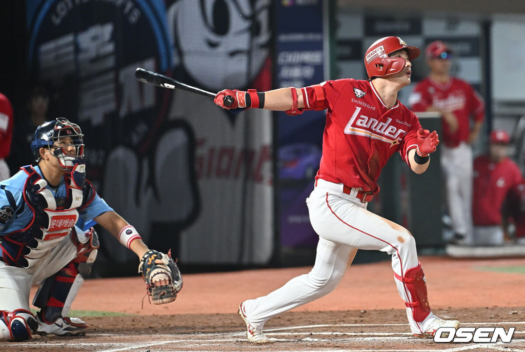 10일 부산 사직야구장에서 2025 신한 SOL 뱅크 KBO 리그 롯데 자이언츠와 SSG 랜더스의 경기가 열렸다. 홈팀 롯데는 박세웅이, 방문팀 SSG는 김건우가 선발 출전했다.SSG 랜더스 최지훈이 6회초 1사 우월 솔로 홈런을 치고 있다. 2025.08.10 / foto0307@osen.co.kr