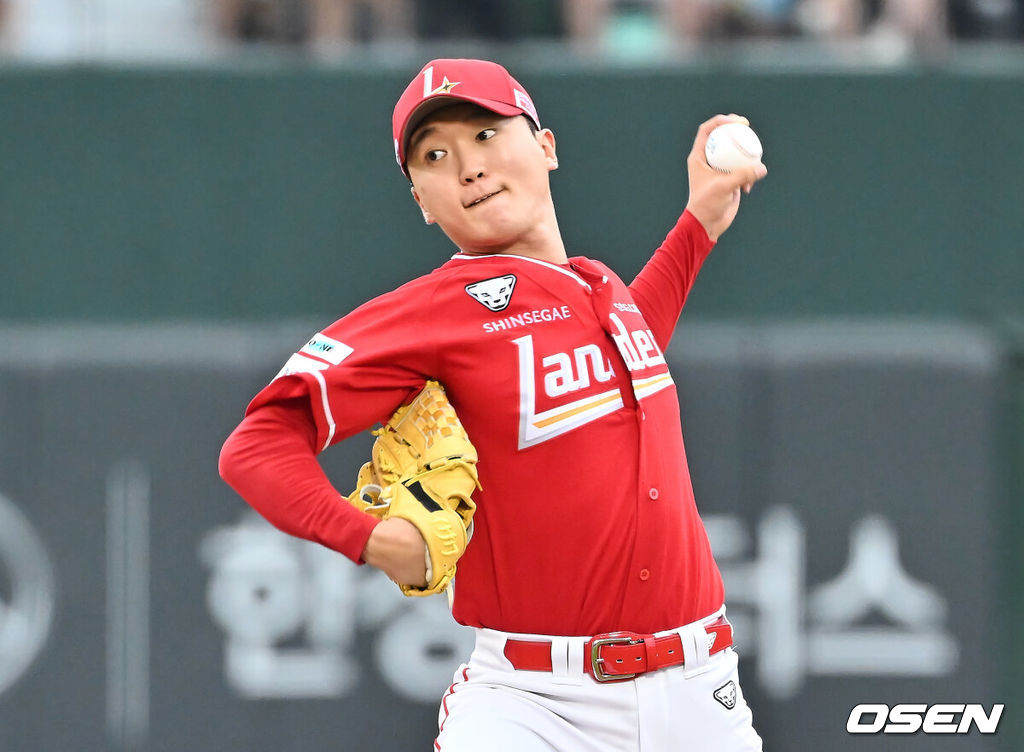 10일 부산 사직야구장에서 2025 신한 SOL 뱅크 KBO 리그 롯데 자이언츠와 SSG 랜더스의 경기가 열렸다. 홈팀 롯데는 박세웅이, 방문팀 SSG는 김건우가 선발 출전했다.SSG 랜더스 선발 투수 김건우가 역투하고 있다. 2025.08.10 / foto0307@osen.co.kr