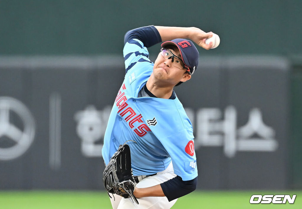 10일 부산 사직야구장에서 2025 신한 SOL 뱅크 KBO 리그 롯데 자이언츠와 SSG 랜더스의 경기가 열렸다. 홈팀 롯데는 박세웅이, 방문팀 SSG는 김건우가 선발 출전했다.롯데 자이언츠 선발 투수 박세웅이 역투하고 있다. 2025.08.10 / foto0307@osen.co.kr