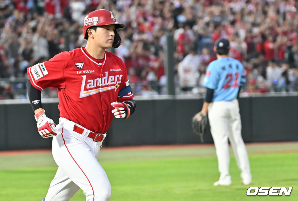 10일 부산 사직야구장에서 2025 신한 SOL 뱅크 KBO 리그 롯데 자이언츠와 SSG 랜더스의 경기가 열렸다. 홈팀 롯데는 박세웅이, 방문팀 SSG는 김건우가 선발 출전했다.SSG 랜더스 조형우가 4회초 2사 1,3루 좌월 3점 홈런을 치고 그라운드를 돌고 있다. 2025.08.10 / foto0307@osen.co.kr