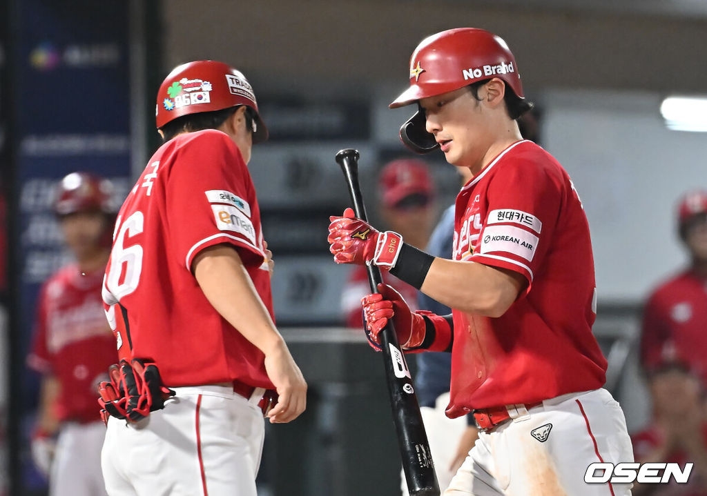 10일 부산 사직야구장에서 2025 신한 SOL 뱅크 KBO 리그 롯데 자이언츠와 SSG 랜더스의 경기가 열렸다. 홈팀 롯데는 박세웅이, 방문팀 SSG는 김건우가 선발 출전했다.SSG 랜더스 최지훈이 6회초 1사 우월 솔로 홈런을 치고 하이파이브를 하고 있다. 2025.08.10 / foto0307@osen.co.kr