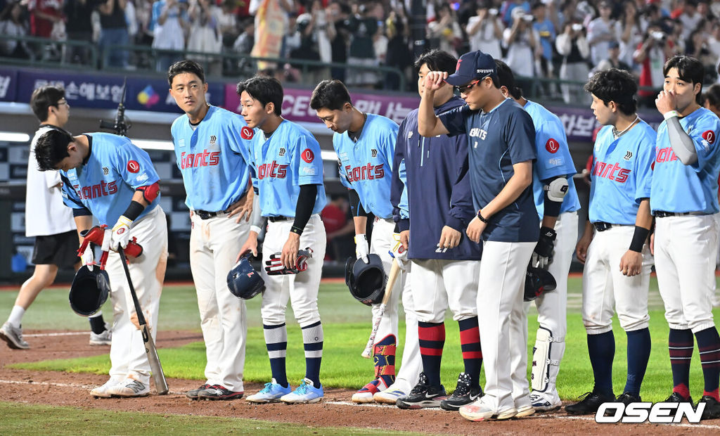 10일 부산 사직야구장에서 2025 신한 SOL 뱅크 KBO 리그 롯데 자이언츠와 SSG 랜더스의 경기가 열렸다. 홈팀 롯데는 박세웅이, 방문팀 SSG는 김건우가 선발 출전했다.롯데 자이언츠 박세웅과 선수들이 SSG 랜더스에 1-10으로 패한 후 아쉬운 인사를 하고 있다. 2025.08.10 / foto0307@osen.co.kr