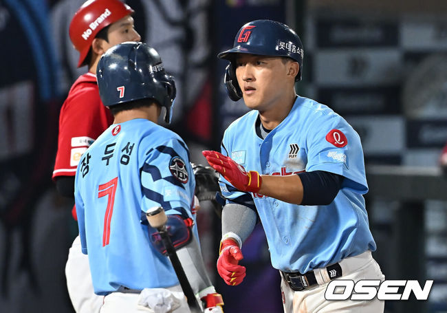[OSEN=부산, 이석우 기자] 10일 부산 사직야구장에서 2025 신한 SOL 뱅크 KBO 리그 롯데 자이언츠와 SSG 랜더스의 경기가 열렸다. 홈팀 롯데는 박세웅이, 방문팀 SSG는 김건우가 선발 출전했다.롯데 자이언츠 노진혁이 9회초 좌월 솔로 홈런을 치고 하이파이브를 하고 있다. 2025.08.10 / foto0307@osen.co.kr