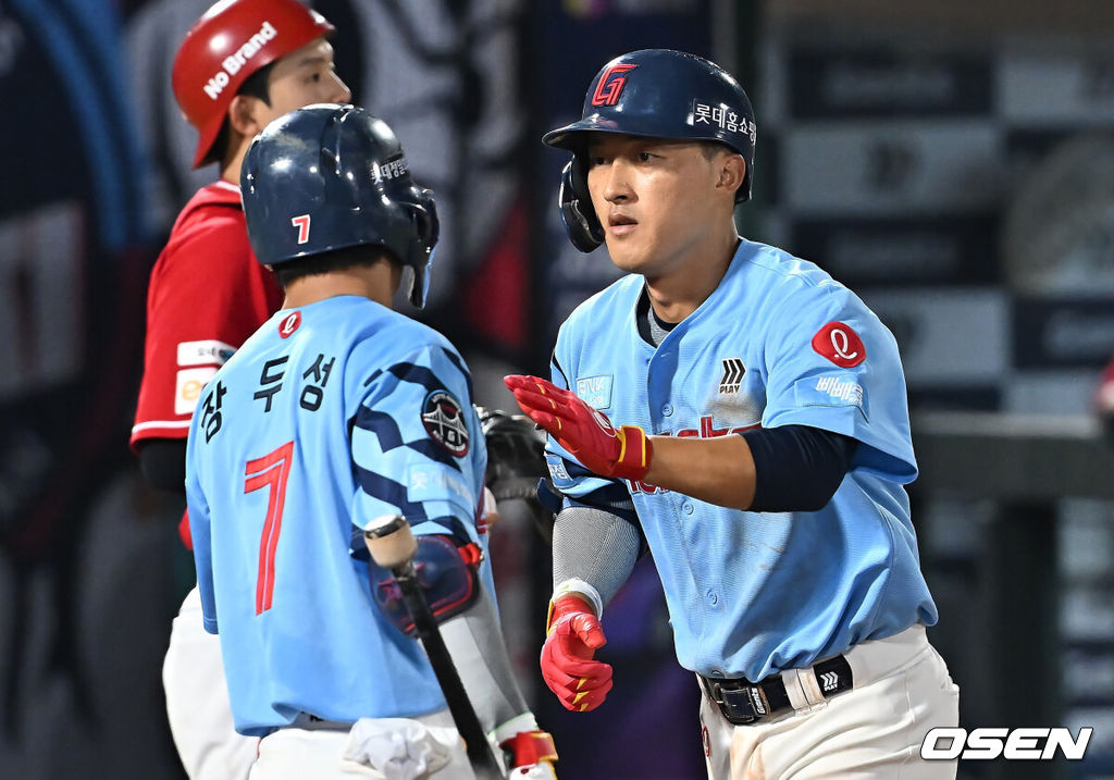 10일 부산 사직야구장에서 2025 신한 SOL 뱅크 KBO 리그 롯데 자이언츠와 SSG 랜더스의 경기가 열렸다. 홈팀 롯데는 박세웅이, 방문팀 SSG는 김건우가 선발 출전했다.롯데 자이언츠 노진혁이 9회초 좌월 솔로 홈런을 치고 하이파이브를 하고 있다. 2025.08.10 / foto0307@osen.co.kr