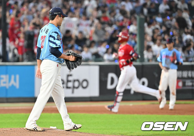 [OSEN=부산, 이석우 기자] 10일 부산 사직야구장에서 2025 신한 SOL 뱅크 KBO 리그 롯데 자이언츠와 SSG 랜더스의 경기가 열렸다. 홈팀 롯데는 박세웅이, 방문팀 SSG는 김건우가 선발 출전했다.롯데 자이언츠 박세웅이 4회초 2사 1,3루 SSG 랜더스 조형우에게 좌월 3점 홈런을 맞고 아쉬워하고 있다. 2025.08.10 / foto0307@osen.co.kr