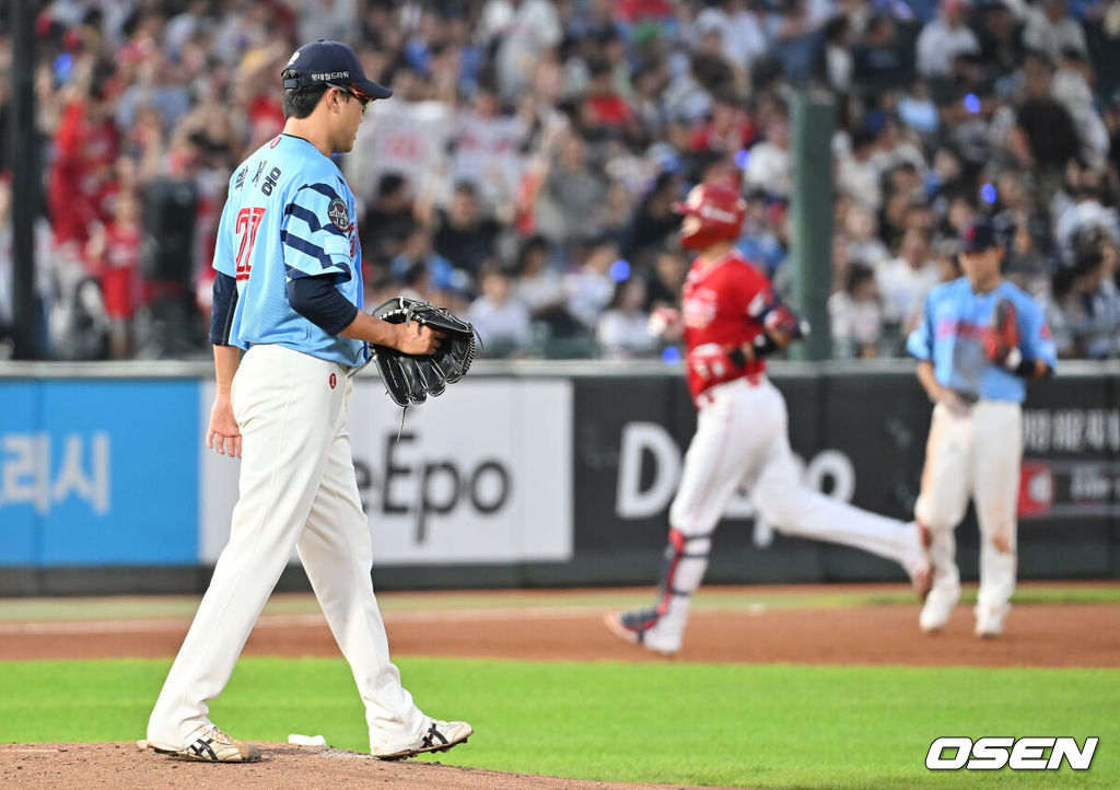 10일 부산 사직야구장에서 2025 신한 SOL 뱅크 KBO 리그 롯데 자이언츠와 SSG 랜더스의 경기가 열렸다. 홈팀 롯데는 박세웅이, 방문팀 SSG는 김건우가 선발 출전했다.롯데 자이언츠 박세웅이 4회초 2사 1,3루 SSG 랜더스 조형우에게 좌월 3점 홈런을 맞고 아쉬워하고 있다. 2025.08.10 / foto0307@osen.co.kr