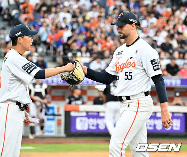[OSEN=대전, 민경훈 기자] 7일 대전 한화생명볼파크에서 ‘2025 신한 SOL Bank KBO리그’ 한화 이글스와 KT 위즈의 경기가 열렸다.홈팀 한화는 와이스, KT는 고영표를 선발로 내세웠다.1회초를 마친 한화 선발 와이스가 덕아웃으로 향하고 있다. 2025.08.07 / rumi@osen.co.kr