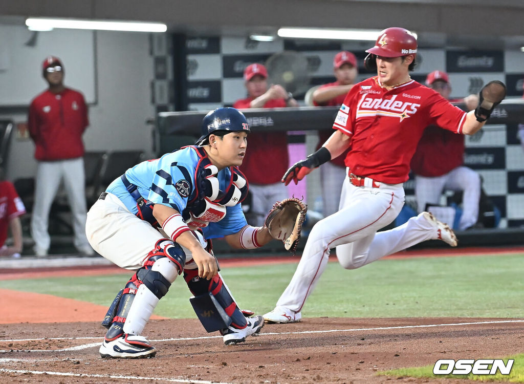8일 부산 사직야구장에서 2025 신한 SOL 뱅크 KBO 리그 롯데 자이언츠와 SSG 랜더스의 경기가 열렸다. 홈팀 롯데는 나균안이, 방문팀 SSG는 최민준이 선발 출전했다.SSG 랜더스 최지훈이 3회초 1사 1,2루 박성한의 우익수 앞 1타점 안타때 득점을 올리고 있다. 2025.08.08 / foto0307@osen.co.kr