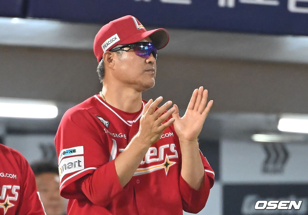 10일 부산 사직야구장에서 2025 신한 SOL 뱅크 KBO 리그 롯데 자이언츠와 SSG 랜더스의 경기가 열렸다. 홈팀 롯데는 박세웅이, 방문팀 SSG는 김건우가 선발 출전했다.SSG 랜더스 이숭용 감독이 롯데 자이언츠에 10-1로 승리한 후 기쁨을 나누고 있다. 2025.08.10 / foto0307@osen.co.kr