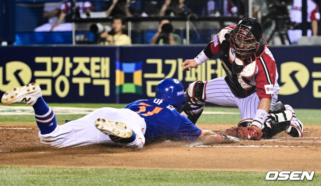 10일 오후 서울 잠실구장에서 ‘2025 신한 SOL Bank KBO리그’ LG 트윈스와 한화 이글스의 경기가 열렸다.LG는 손주영, 한화는 문동주를 선발로 내세웠다.7회초 1사 3루 한화 문현빈 1루수 야수선택 출루 때 3루주자 손아섭이 센스있는 슬라이딩으로 득점을 올리고 있다. 2025.08.10 /cej@osen.co.kr
