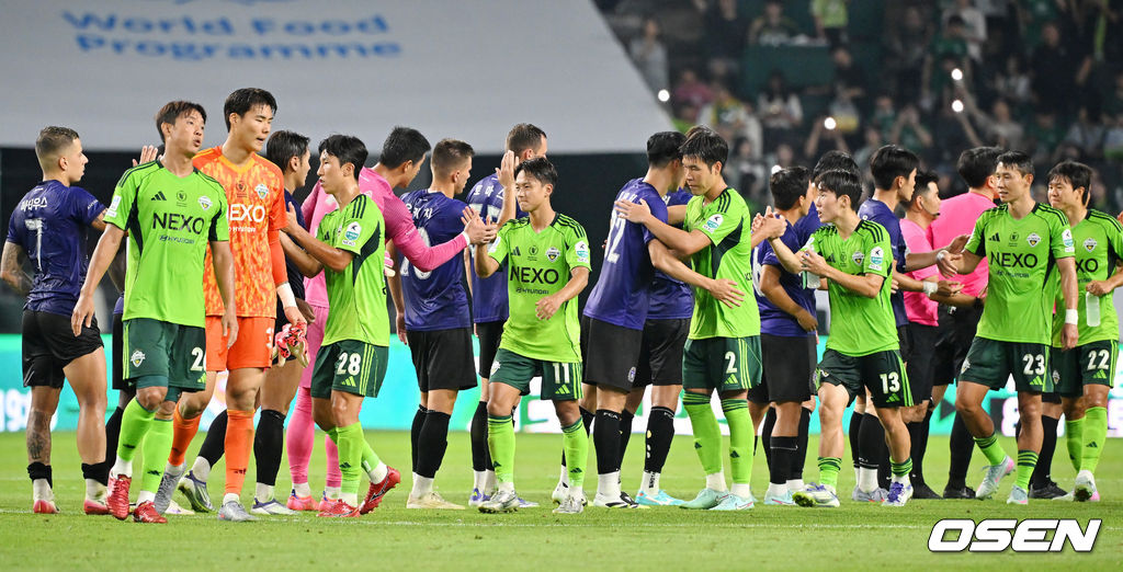 8일 오후 전주월드컵경기장에서 하나은행 K리그1 2025 25라운드 전북현대와 FC안양의 경기가 열렸다.  이 경기에서 전북은 박진섭의 선제골과 이승우의 결승골이 터져 FC안양을 2-1로 이겼다. 무려 21경기 연속 무패(16승5무)를 달린 전북(17승6무2패, 승점 57점)은 압도적 선두를 지켰다. 경기를 마치고 양팀 선수들이 하이파이브를 하고 있다. 2025.08.08 / rumi@osen.co.kr