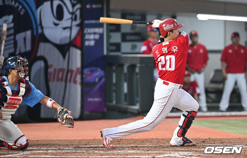 10일 부산 사직야구장에서 2025 신한 SOL 뱅크 KBO 리그 롯데 자이언츠와 SSG 랜더스의 경기가 열렸다. 홈팀 롯데는 박세웅이, 방문팀 SSG는 김건우가 선발 출전했다.SSG 랜더스 조형우가 4회초 2사 1,3루 좌월 3점 홈런을 치고 있다. 2025.08.10 / foto0307@osen.co.kr