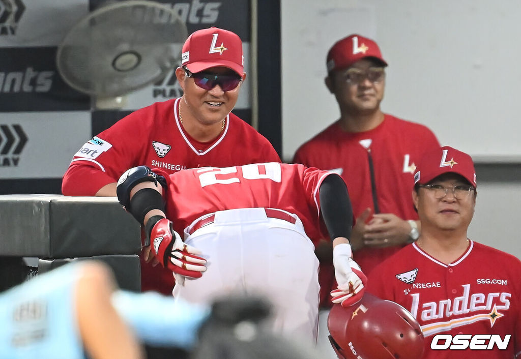 10일 부산 사직야구장에서 2025 신한 SOL 뱅크 KBO 리그 롯데 자이언츠와 SSG 랜더스의 경기가 열렸다. 홈팀 롯데는 박세웅이, 방문팀 SSG는 김건우가 선발 출전했다.SSG 랜더스 조형우가 4회초 2사 1,3루 좌월 3점 홈런을 치고 이숭용 감독에게 폴더인사를 하고 있다. 2025.08.10 / foto0307@osen.co.kr