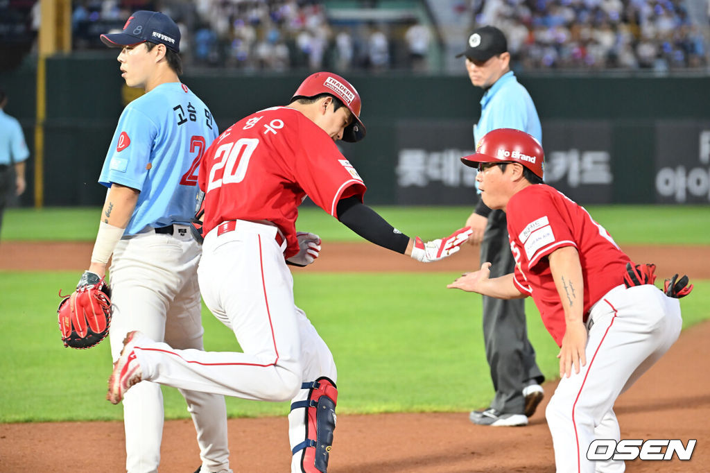 10일 부산 사직야구장에서 2025 신한 SOL 뱅크 KBO 리그 롯데 자이언츠와 SSG 랜더스의 경기가 열렸다. 홈팀 롯데는 박세웅이, 방문팀 SSG는 김건우가 선발 출전했다.SSG 랜더스 조형우가 4회초 2사 1,3루 좌월 3점 홈런을 치고 하이파이브를 하고 있다. 2025.08.10 / foto0307@osen.co.kr