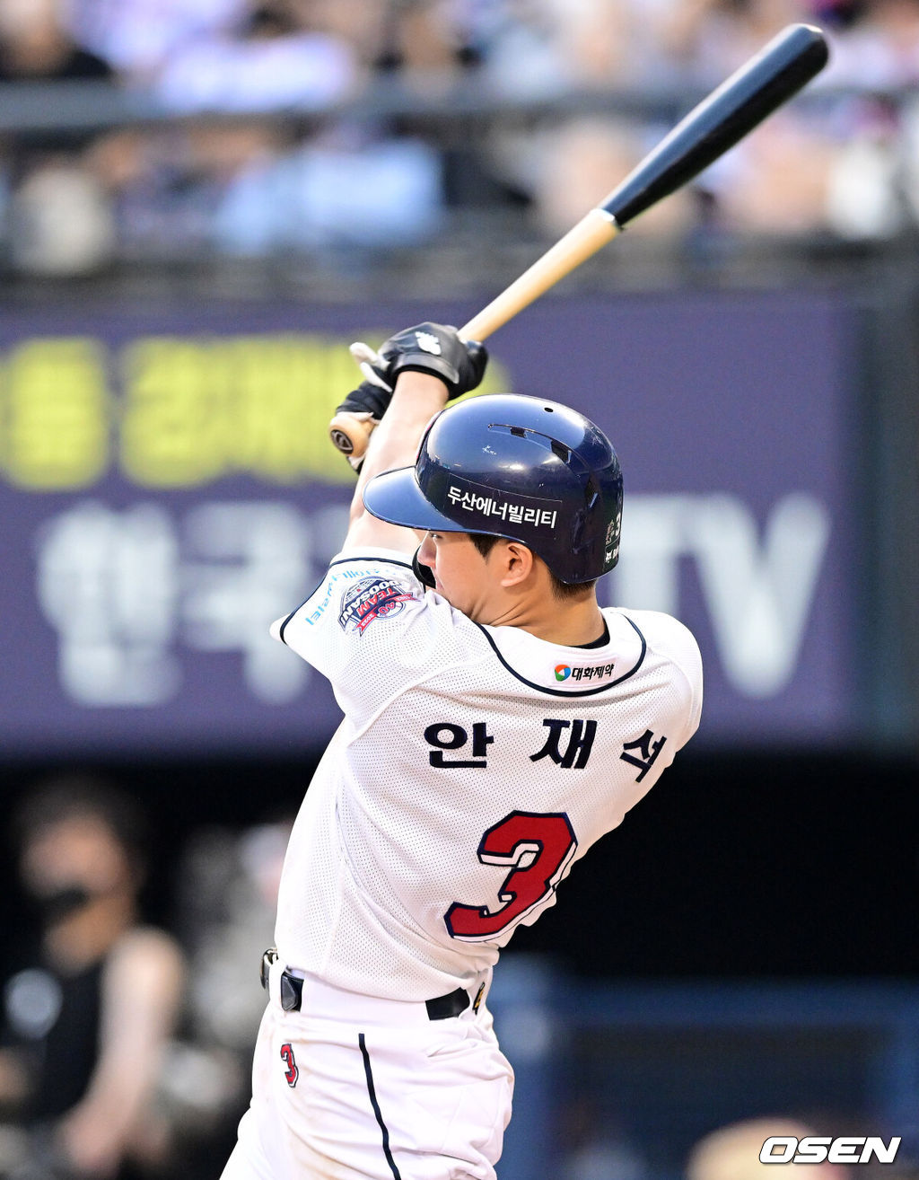  9일 오후 서울 송파구 잠실야구장에서 '2022 신한은행 SOL KBO 리그' 두산 베어스와 LG 트윈스의 경기가 열렸다.4회말 1사 1루 두산 안재석이 우익선상 안타를 날리고 있다. 2022.07.09 /cej@osen.co.kr