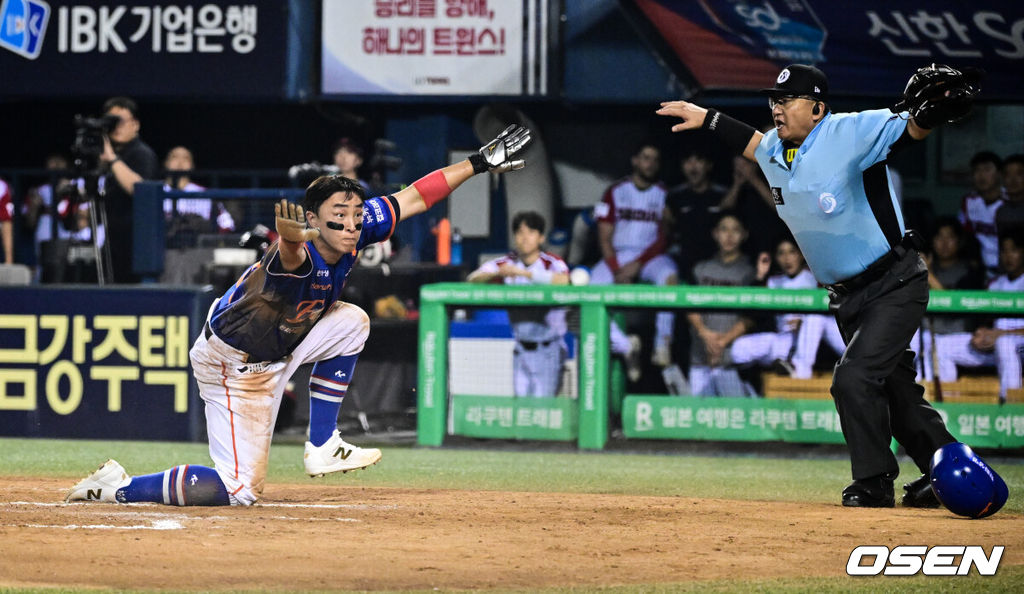 10일 오후 서울 잠실구장에서 ‘2025 신한 SOL Bank KBO리그’ LG 트윈스와 한화 이글스의 경기가 열렸다.LG는 손주영, 한화는 문동주를 선발로 내세웠다.7회초 1사 3루 한화 문현빈 1루수 야수선택 출루 때 3루주자 손아섭이 센스있는 슬라이딩으로 득점을 올리고 있다. 2025.08.10 /cej@osen.co.kr