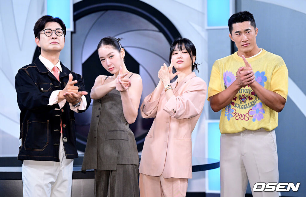 11일 오후 경기도 고양시 MBC 드림센터 녹화 스튜디오에서 MBC에브리원 ‘히든아이’ 1주년 기자간담회가 열렸다.‘히든아이’는 CCTV, 바디캠, 블랙박스 등 다양한 영상을 통해 사건, 사고를 분석하는 범죄 분석 코멘터리 쇼이다.방송인 김성주, 소유, 박하선, 김동현(왼쪽부터)이 포토타임을 하고 있다. 2025.08.11 / dreamer@osen.co.kr