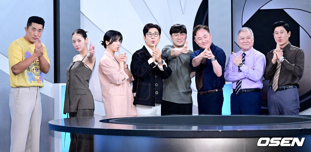 11일 오후 경기도 고양시 MBC 드림센터 녹화 스튜디오에서 MBC에브리원 ‘히든아이’ 1주년 기자간담회가 열렸다.‘히든아이’는 CCTV, 바디캠, 블랙박스 등 다양한 영상을 통해 사건, 사고를 분석하는 범죄 분석 코멘터리 쇼이다.김동현, 소유, 박하선, 김성주, 황성규 PD, 표창원, 권일용, 이대우(왼쪽부터)가 포토타임을 하고 있다. 2025.08.11 / dreamer@osen.co.kr