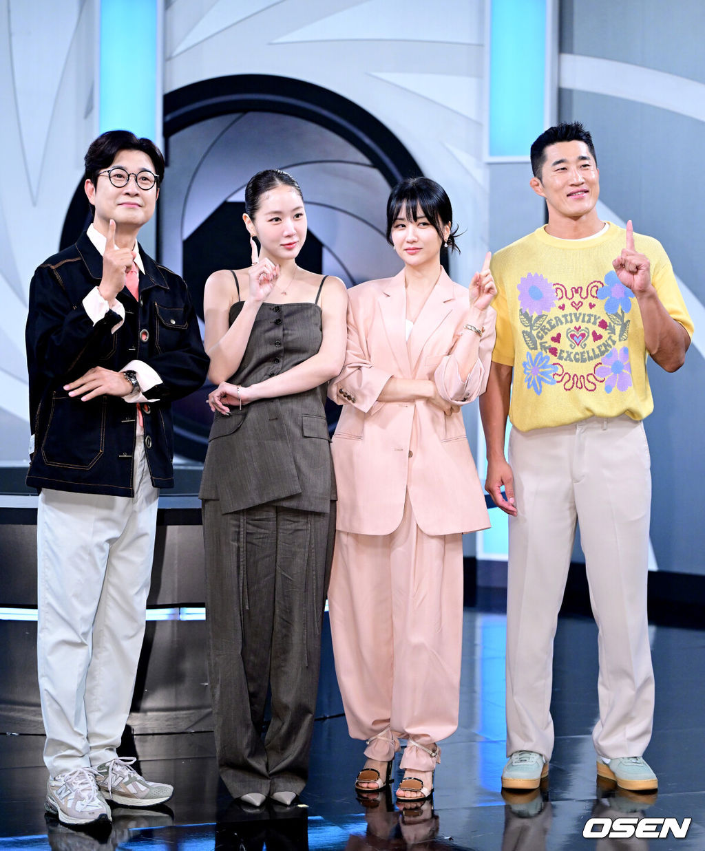 11일 오후 경기도 고양시 MBC 드림센터 녹화 스튜디오에서 MBC에브리원 ‘히든아이’ 1주년 기자간담회가 열렸다.‘히든아이’는 CCTV, 바디캠, 블랙박스 등 다양한 영상을 통해 사건, 사고를 분석하는 범죄 분석 코멘터리 쇼이다.방송인 김성주, 소유, 박하선, 김동현(왼쪽부터)이 포토타임을 하고 있다. 2025.08.11 / dreamer@osen.co.kr