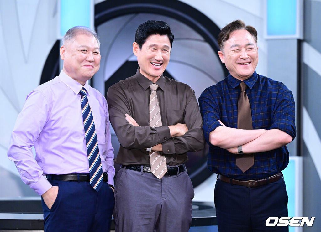 11일 오후 경기도 고양시 MBC 드림센터 녹화 스튜디오에서 MBC에브리원 ‘히든아이’ 1주년 기자간담회가 열렸다.‘히든아이’는 CCTV, 바디캠, 블랙박스 등 다양한 영상을 통해 사건, 사고를 분석하는 범죄 분석 코멘터리 쇼이다.권일용, 표창원, 이대우(왼쪽부터)가 포토타임을 하고 있다. 2025.08.11 / dreamer@osen.co.kr