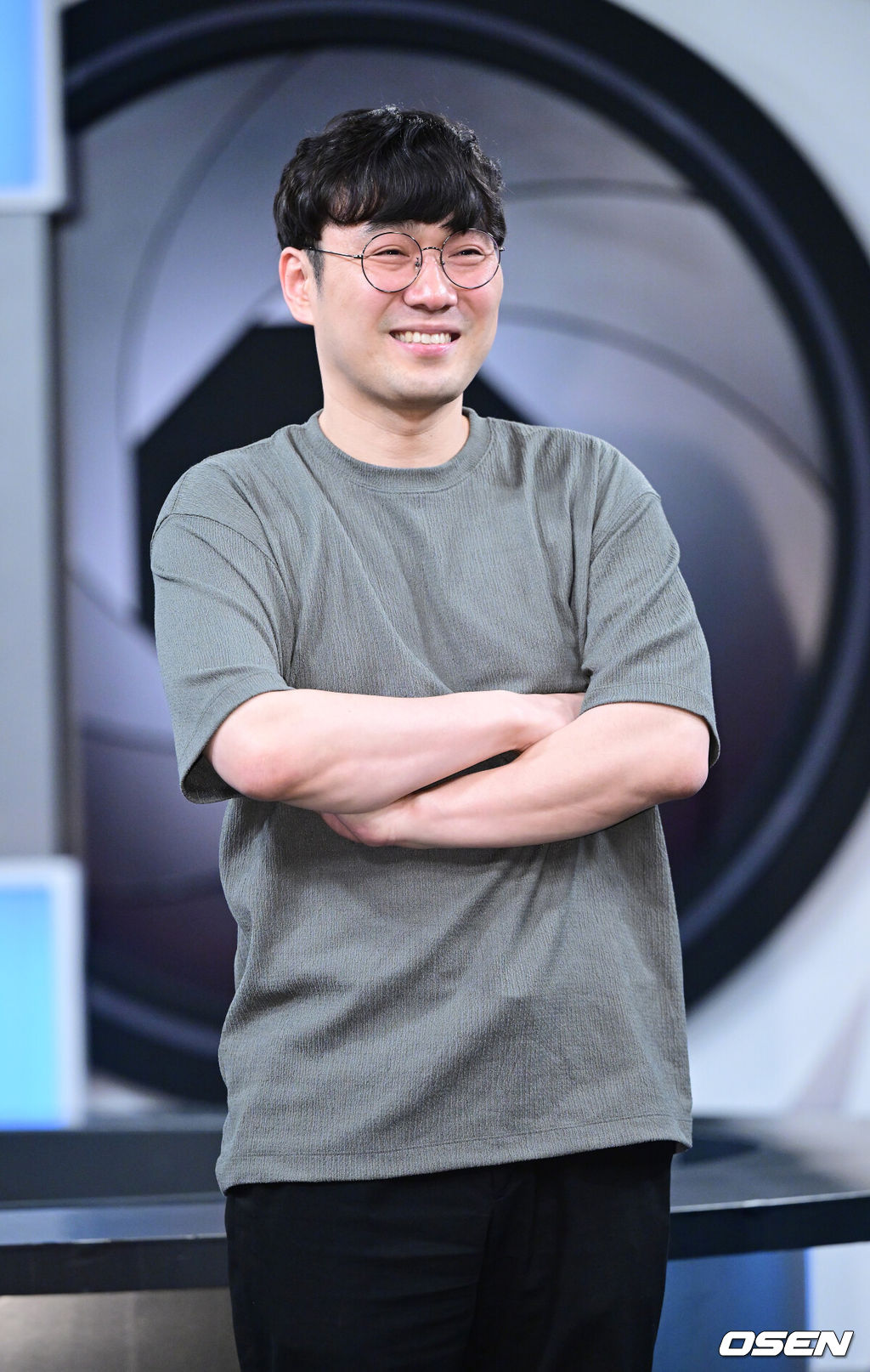 11일 오후 경기도 고양시 MBC 드림센터 녹화 스튜디오에서 MBC에브리원 ‘히든아이’ 1주년 기자간담회가 열렸다.‘히든아이’는 CCTV, 바디캠, 블랙박스 등 다양한 영상을 통해 사건, 사고를 분석하는 범죄 분석 코멘터리 쇼이다.황성규 PD가 포토타임을 하고 있다. 2025.08.11 / dreamer@osen.co.kr