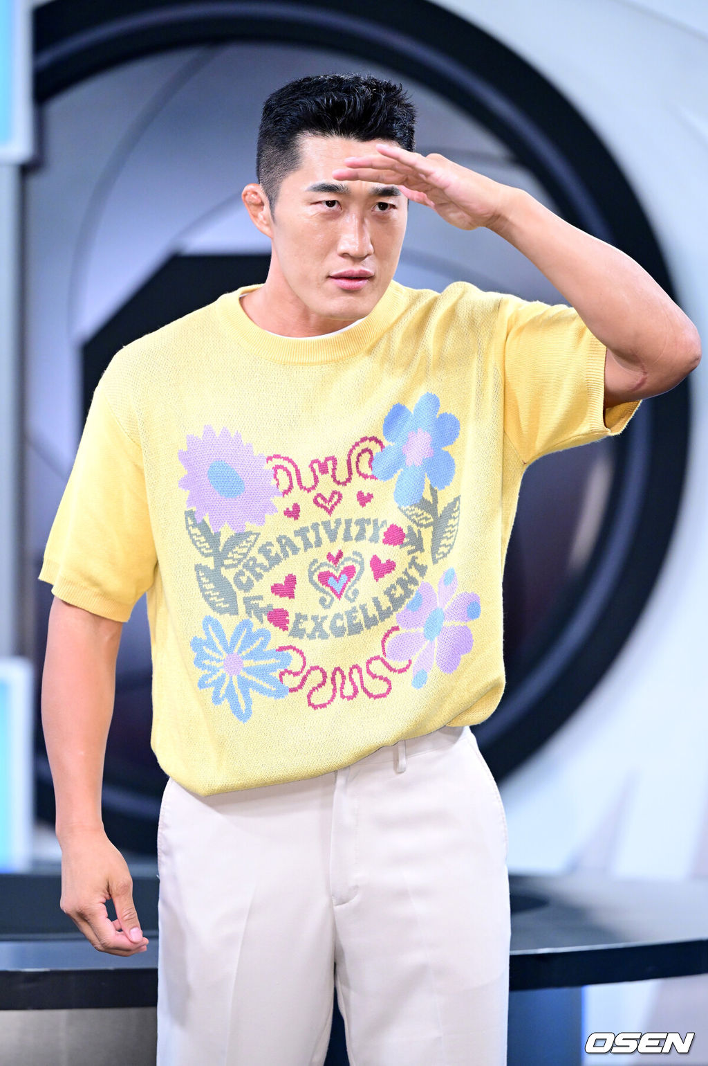 11일 오후 경기도 고양시 MBC 드림센터 녹화 스튜디오에서 MBC에브리원 ‘히든아이’ 1주년 기자간담회가 열렸다.‘히든아이’는 CCTV, 바디캠, 블랙박스 등 다양한 영상을 통해 사건, 사고를 분석하는 범죄 분석 코멘터리 쇼이다.방송인 김동현이 포토타임을 하고 있다. 2025.08.11 / dreamer@osen.co.kr