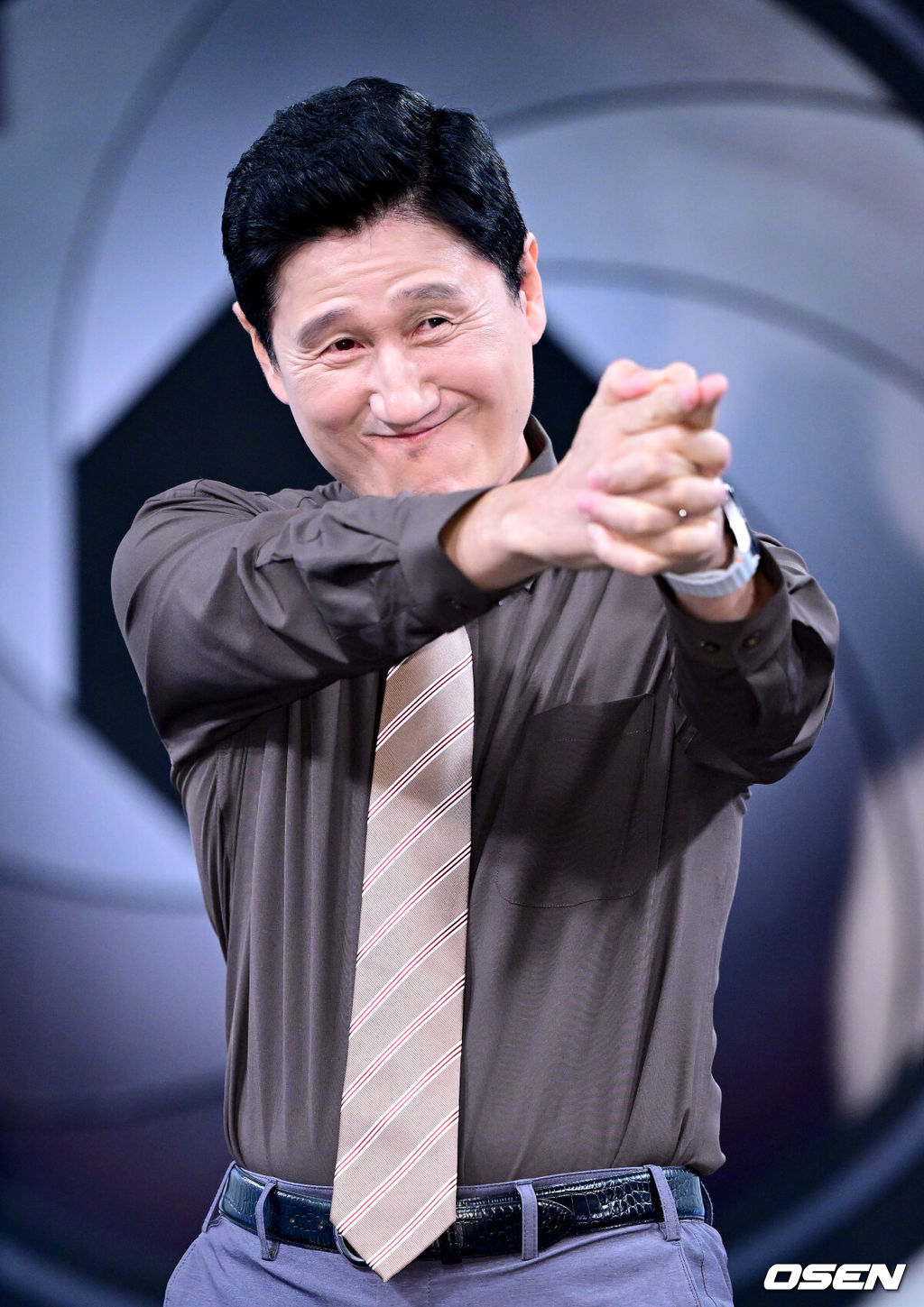 11일 오후 경기도 고양시 MBC 드림센터 녹화 스튜디오에서 MBC에브리원 ‘히든아이’ 1주년 기자간담회가 열렸다.‘히든아이’는 CCTV, 바디캠, 블랙박스 등 다양한 영상을 통해 사건, 사고를 분석하는 범죄 분석 코멘터리 쇼이다.경찰공무원 이대우가 포토타임을 하고 있다. 2025.08.11 / dreamer@osen.co.kr