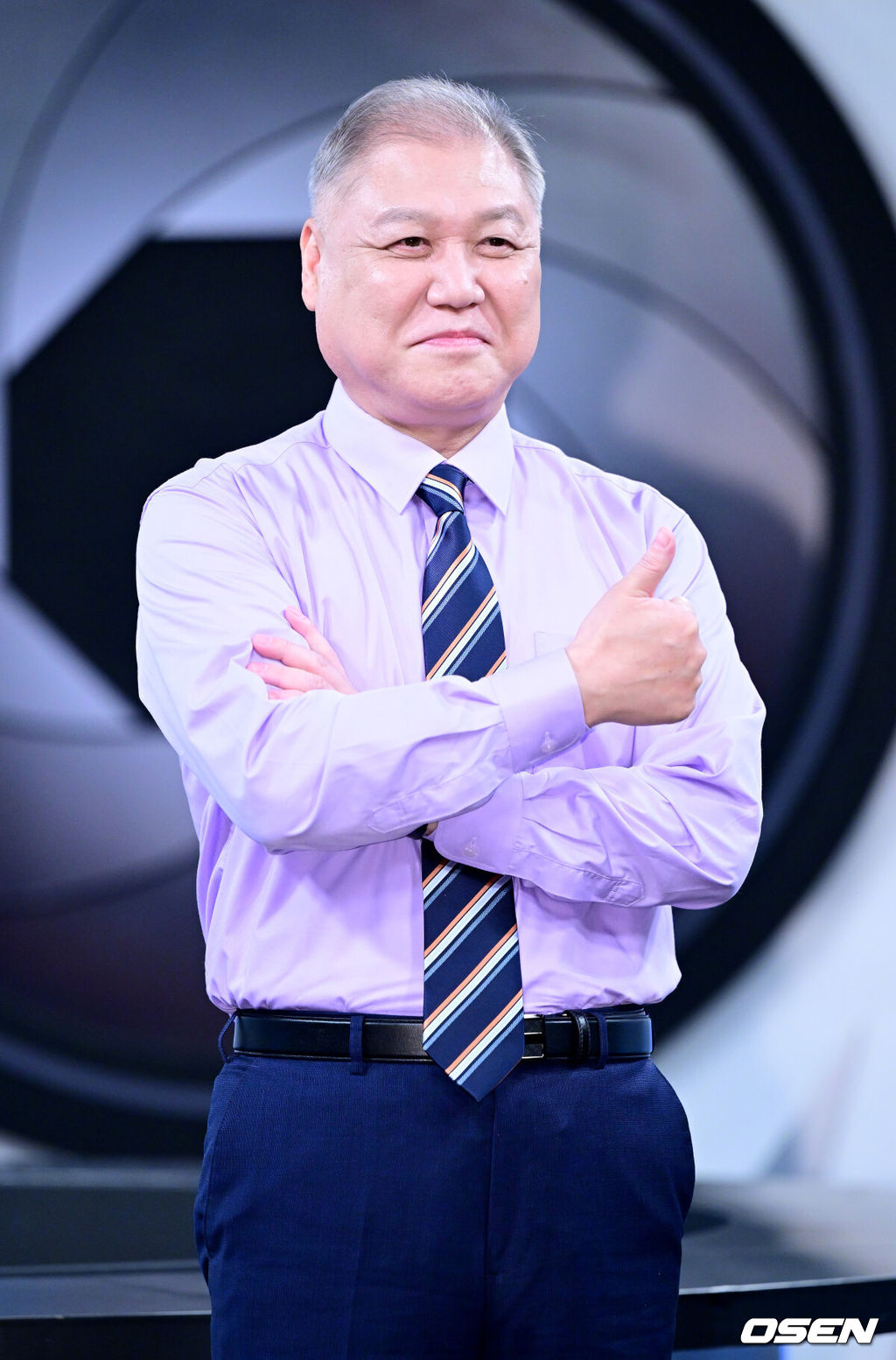 11일 오후 경기도 고양시 MBC 드림센터 녹화 스튜디오에서 MBC에브리원 ‘히든아이’ 1주년 기자간담회가 열렸다.‘히든아이’는 CCTV, 바디캠, 블랙박스 등 다양한 영상을 통해 사건, 사고를 분석하는 범죄 분석 코멘터리 쇼이다.전 경찰공무원 권일용이 포토타임을 하고 있다. 2025.08.11 / dreamer@osen.co.kr