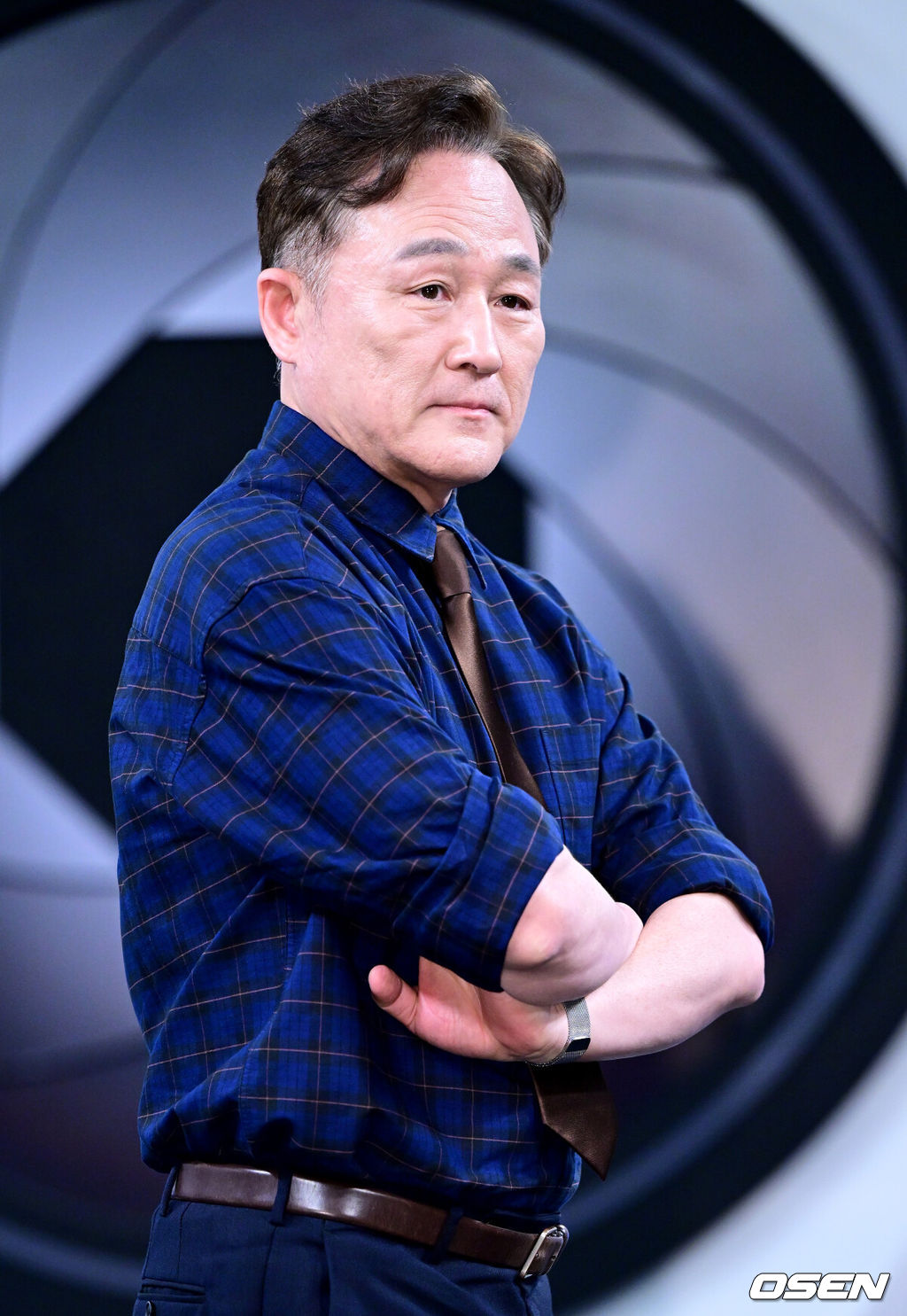 11일 오후 경기도 고양시 MBC 드림센터 녹화 스튜디오에서 MBC에브리원 ‘히든아이’ 1주년 기자간담회가 열렸다.‘히든아이’는 CCTV, 바디캠, 블랙박스 등 다양한 영상을 통해 사건, 사고를 분석하는 범죄 분석 코멘터리 쇼이다.전 프로파일러 표창원이 포토타임을 하고 있다. 2025.08.11 / dreamer@osen.co.kr