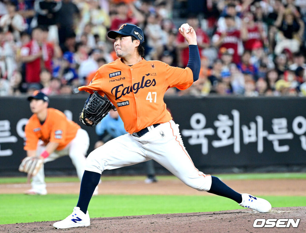 26일 대전 한화생명볼파크에서 ‘2025 신한 SOL Bank KBO리그’ 한화 이글스와 SSG 랜더스의 경기가 열렸다. 6회초 무사 2, 3루 상황 마운드에 오른 한화 김범수가 힘차게 공을 뿌리고 있다. 2025.07.26 / dreamer@osen.co.kr