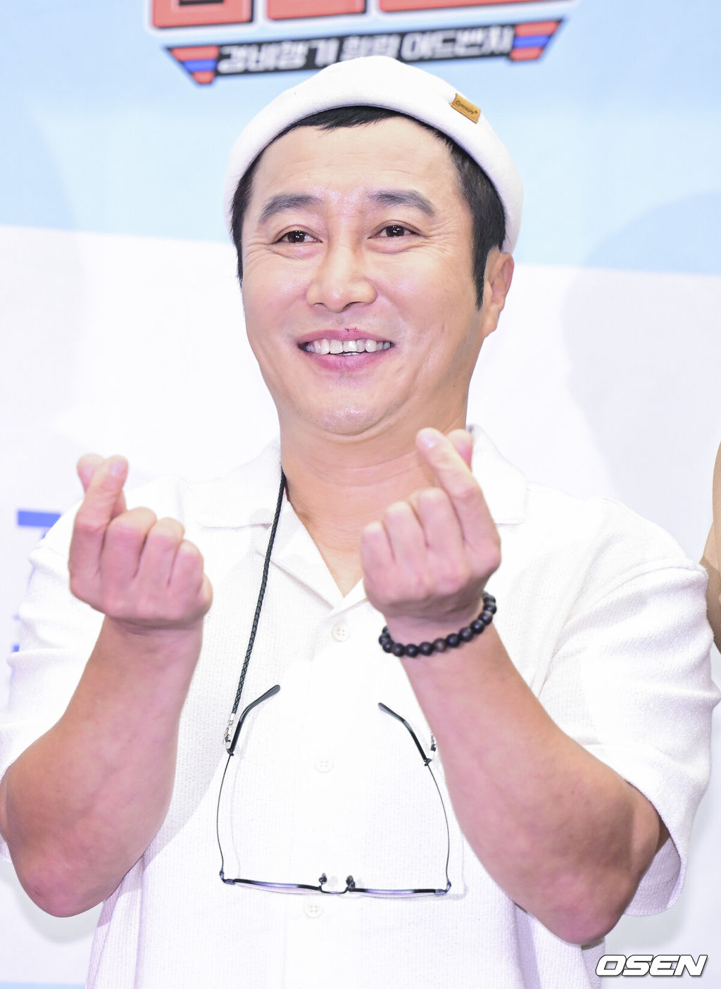 14일 오후 서울 상암동 스탠포드호텔에서 MBN 새 예능프로그램 ‘떴다! 캡틴 킴’ 제작발표회가 열렸다.예능 ‘떴다! 캡틴 킴’은 연예인 최초 사업용 비행기 조종사인 김병만이 크루들과 함께 경비행기를 타고 하늘에서 내려다보는 탁 트인 힐링 항공뷰를 시청자들에게 선사하는 프로그램이다.방송인 김병만이 제작발표회에 참석해 포토타임을 하고 있다. 2023.07.14 / dreamer@osen.co.kr