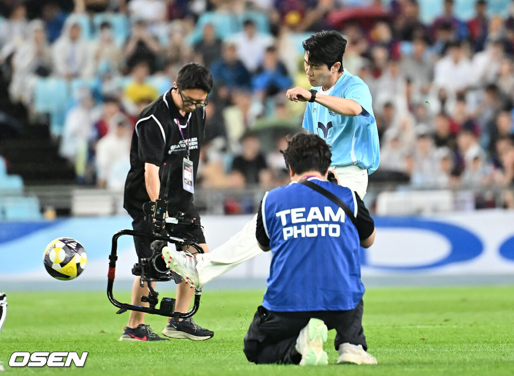 4일 대구스타디움에서 대구FC와 FC 바르셀로나의 2025 아시아 투어 에디션 한국 경기가 열렸다. FC 바르셀로나는 대구 FC와의 대결에서 5-0으로 완승했다.가수 영탁이 시축을 하고 있다. 2025.08.04 / foto0307@osen.co.kr