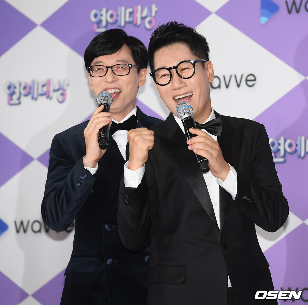 28일 오후 서울 마포구 SBS 프리즘타워에서 ‘2019 SBS 연예대상’ 포토월 행사가 열렸다.올해 SBS 예능은 신규 프로그램이 대거 쏟아지는 상황에서도 높은 화제성과 시청률을 거머쥐며 굳건한 인기를 과시했다. ‘동상이몽2-너는 내 운명’, ‘불타는 청춘’, ‘백종원의 골목식당’, ‘미운우리새끼’ 등 대다수의 프로그램이 꾸준히 동시간대 1위를 차지하며 ‘예능 강자’의 입지를 굳혔다. 아울러 ‘리틀포레스트’, ‘맛남의 광장’ 등의 신규 프로그램 역시 호평을 받으며 안착했다. 그런 가운데 ‘2019 SBS 연예대상’ 대상 트로피는 과연 누구에게 돌아갈지 이목이 쏠리고 있다.개그맨 유재석, 지석진이 포즈를 취하고 있다. /cej@osen.co.kr