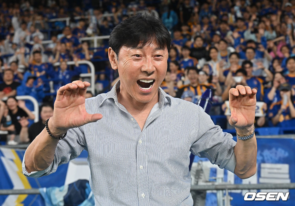 9일 울산 문수축구경기장에서 하나은행 K리그1 2025 울산 HD와 제주SK의 경기가 열렸다.  신태용 감독이 울산 HD 데뷔전이자 13년 만의 K리그 복귀 경기에 나섰다. 울산 HD 신태용 감독이 1-0으로 복귀 첫승을 올리고 호랑이 포효를 하고 있다. 2025.08.09 / foto0307@osen.co.kr
