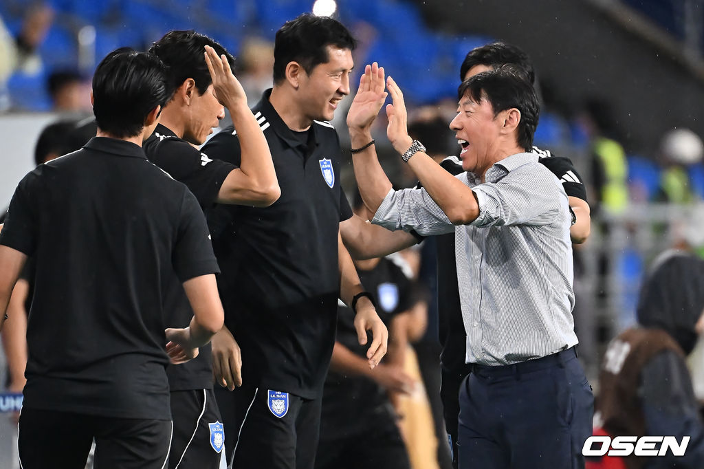 9일 울산 문수축구경기장에서 하나은행 K리그1 2025 울산 HD와 제주SK의 경기가 열렸다. 신태용 감독이 울산 HD 데뷔전이자 13년 만의 K리그 복귀 경기에 나섰다. 울산 HD 신태용 감독이 1-0으로 승리한 후 코치진과 기쁨을 나누고 있다. 2025.08.09 / foto0307@osen.co.kr