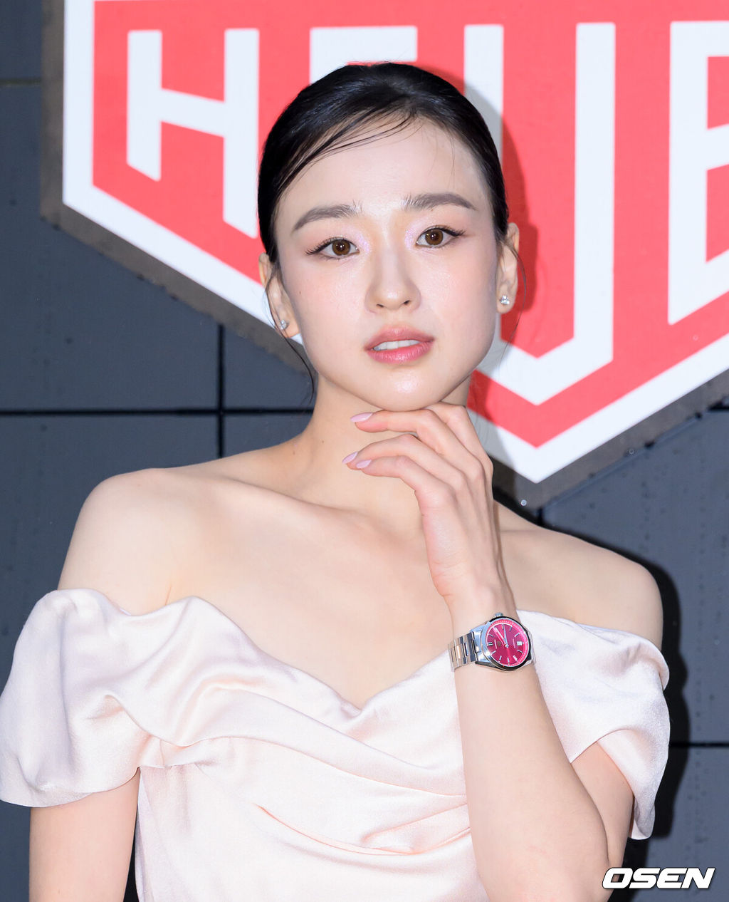 25일 오후 서울 문화비축기지에서 스위스 럭셔리 워치메이커의 갈라 디너 이벤트가 열렸다.이날 행사에는 에이티즈 산, 배우 박민영, 배우 한효주, 배우 박형식, 방송인 덱스, 방송인 송해나, 모델 최현준, 배우 이호정, 전 야구선수 추신수, 축구선수 황희찬, 전 스피드스케이팅 선수 이상화, 전 스켈레톤 선수 윤성빈, 전 체조선수 손연재, 스노우보드 월드챔피온 이채운, 근대 5종 선수 전웅태 등이 참석해 자리를 빛냈다.전 체조선수 손연재가 포토타임을 가지고 있다. 2025.06.25 /sunday@osen.co.kr