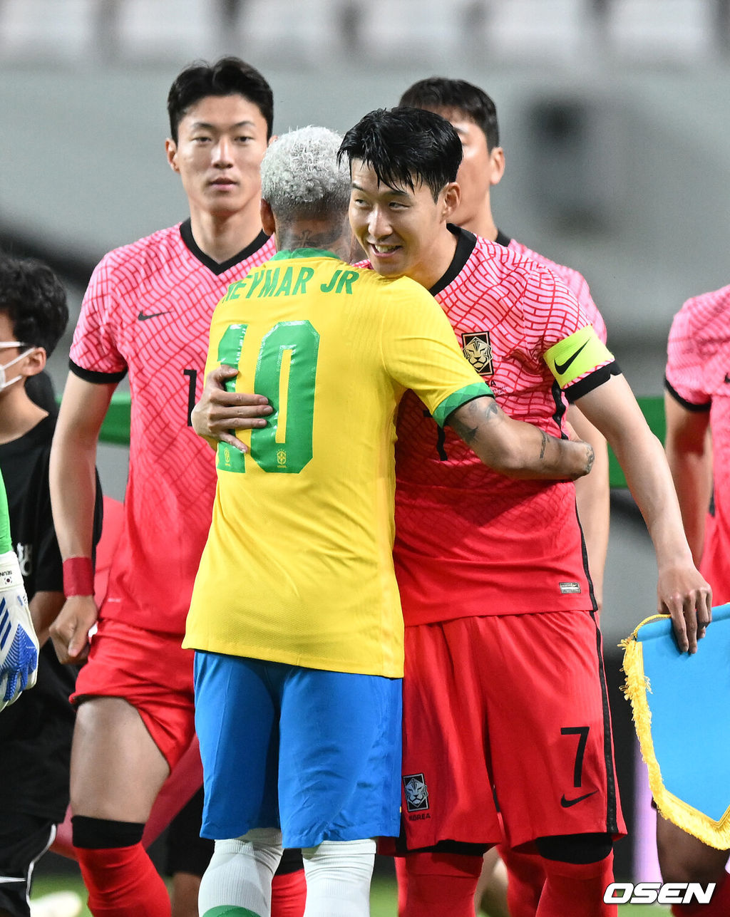2일 오후 서울 마포구 상암동 서울월드컵경기장에서 대한민국과 브라질의 평가전이 진행됐다.경기에 앞서 윤석열 대통령이 선수단과 악수를 나누는 과정에서 취재 열기가 과열되자 브라질 선수단과 대한민국 선수단이 아이들을 보호하고 있다. 2022.06.02 /sunday@osen.co.kr