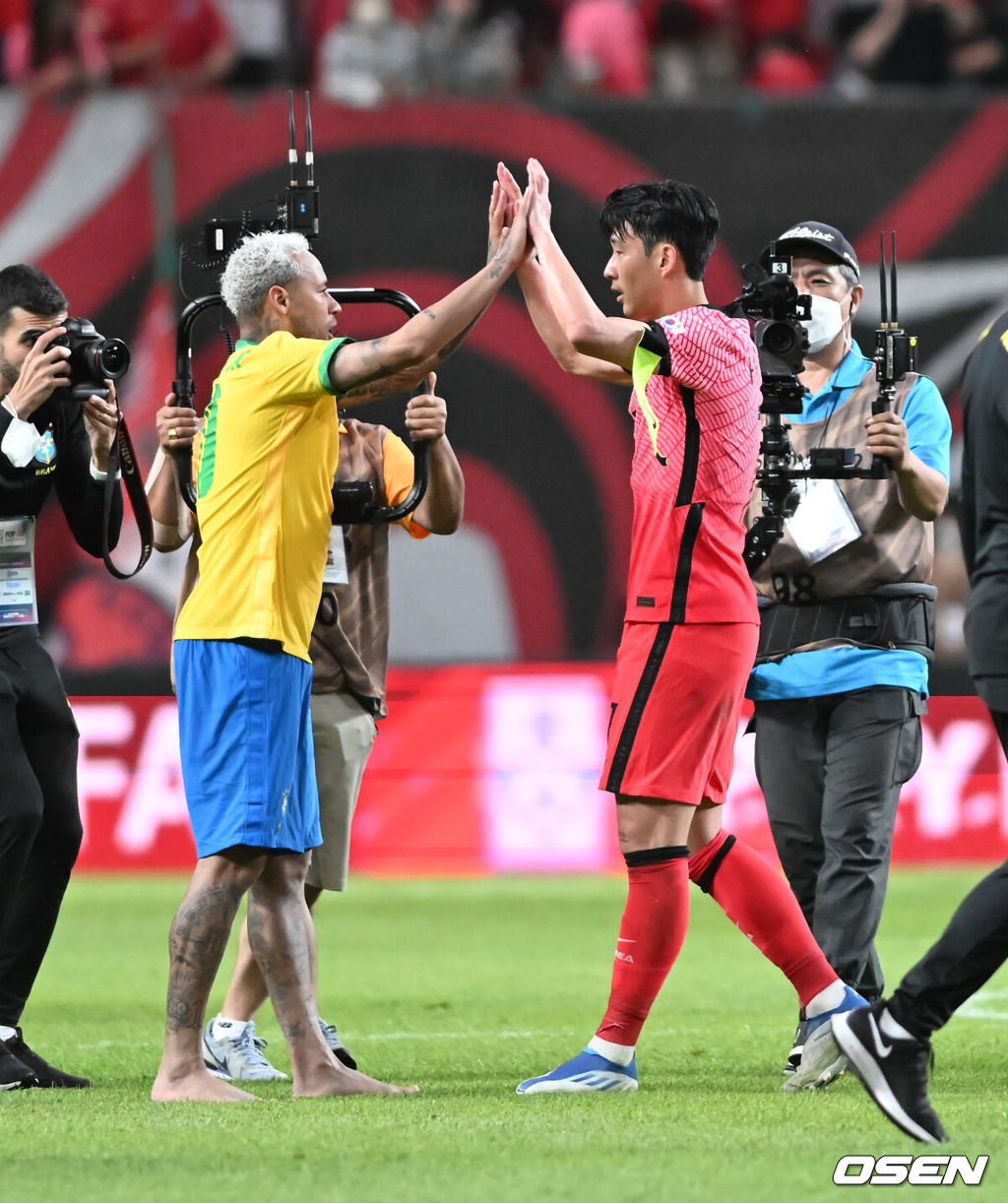 2일 오후 서울 마포구 상암동 서울월드컵경기장에서 대한민국과 브라질의 평가전이 진행됐다.경기종료 후 손흥민과 네이마르가 하이파이브를 하고 있다.  2022.06.02/ soul1014@osen.co.kr