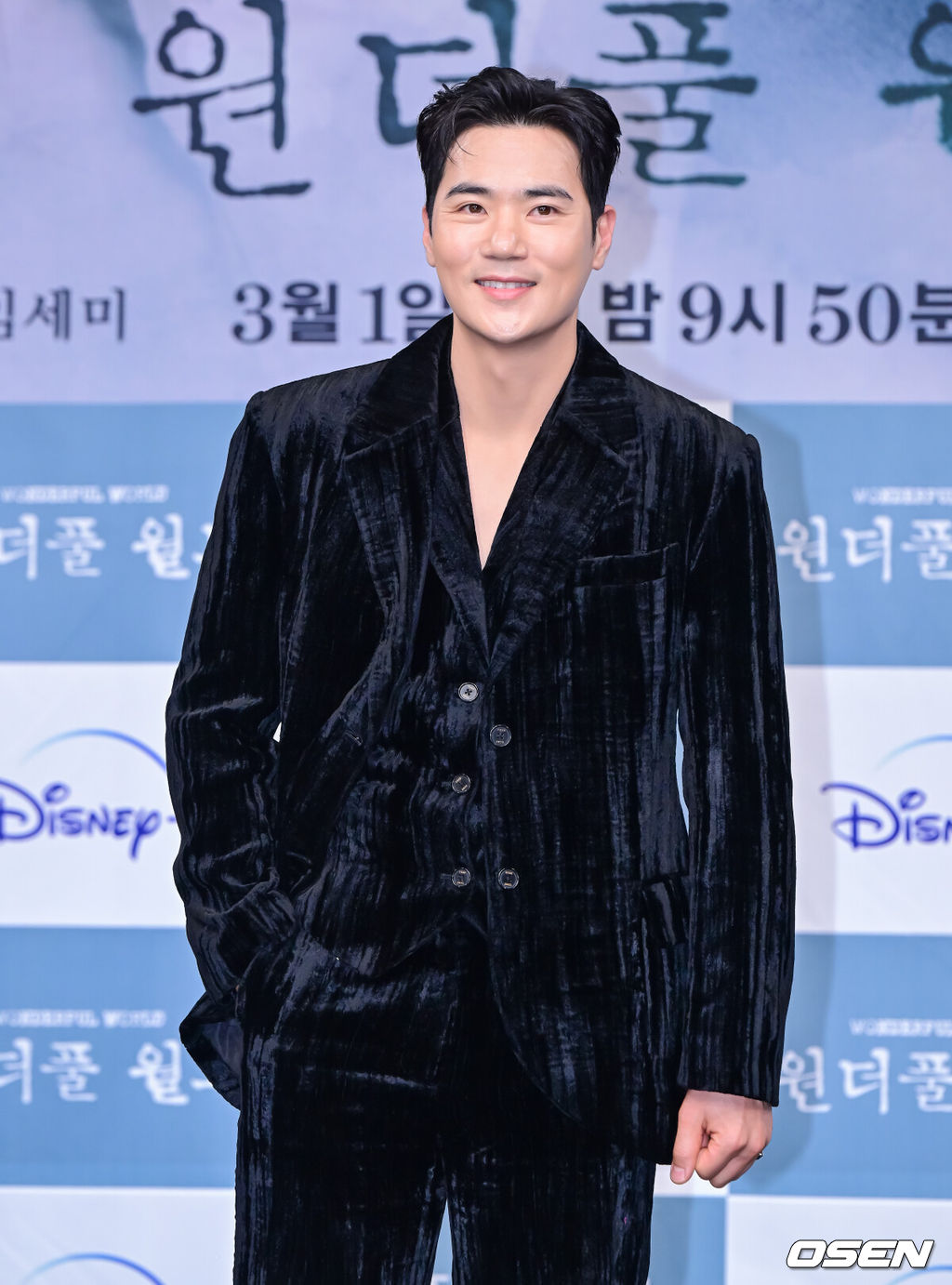 29일 오후 서울 상암동 MBC 골든마우스홀에서 새 금토드라마 ‘원더풀 월드’ 제작발표회가 열렸다.‘원더풀 월드는 아들을 죽인 살인범을 직접 처단한 은수현(김남주 분)이 그날에 얽힌 미스터리한 비밀을 파헤쳐 가는 휴먼 미스터리 드라마.배우 김강우가 포토타임을 하고 있다. 2024.02.29 /jpnews@osen.co.kr