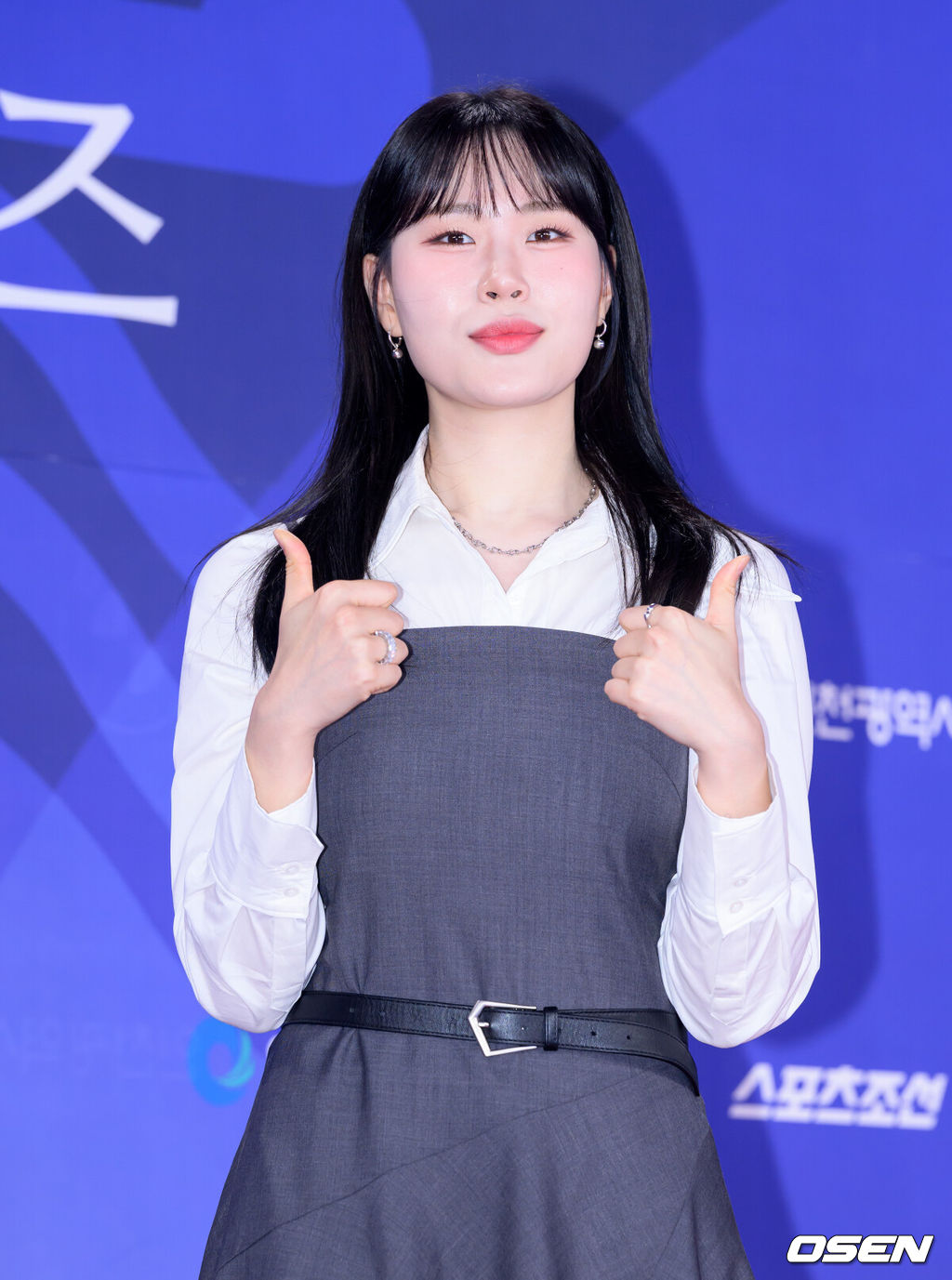 제4회 청룡시리즈어워즈 레드카펫 및 포토월 행사가 18일 인천 파라다이스시티에서 열렸다.청룡시리즈어워즈는 2022년 대한민국 최초로 시도된 오리지널 스트리밍 시리즈를 대상으로 하는 시상식이다. 사회는 전현무와 임윤아로 4년 연속 호흡을 맞춘다.개그우먼 엄지윤이 레드카펫을 밟고 있다. 2025.07.18 /sunday@osen.co.kr  