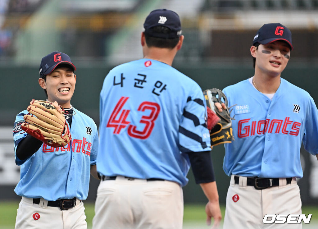 8일 부산 사직야구장에서 2025 신한 SOL 뱅크 KBO 리그 롯데 자이언츠와 SSG 랜더스의 경기가 열렸다. 홈팀 롯데는 나균안이, 방문팀 SSG는 최민준이 선발 출전했다.롯데 자이언츠 황성빈이 1회초 SSG 랜더스 에레디아의 타구를 잡고 나균안과 하이파이브를 하고 있다. 2025.08.08 / foto0307@osen.co.kr
