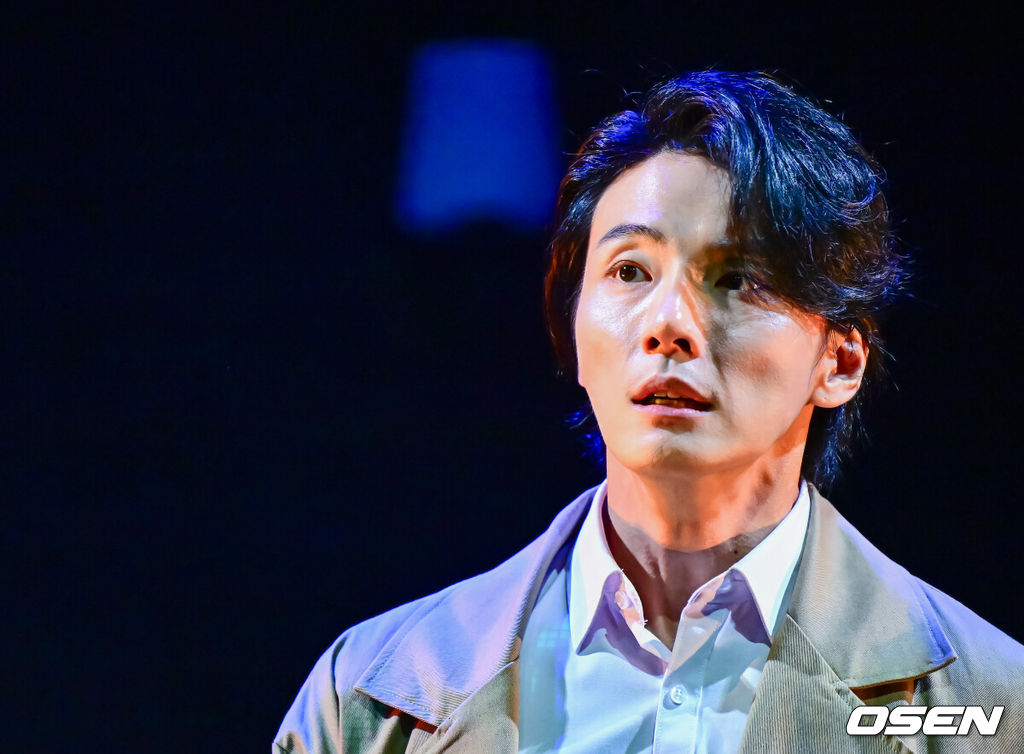 10일 오후 서울 강서구 마곡동 LG아트센터 U+스테이지에서 연극 '사의 찬미' 프레스콜이 열렸다.‘사의 찬미’는 1920년, 격동의 시대를 살아간 젊은이들의 사랑과 자유, 예술에 대한 열망을 그린 연극이다.배우 윤시윤이 하이라이트 시연을 하고 있다. 2025.07.10 / jpnews@osen.co.kr