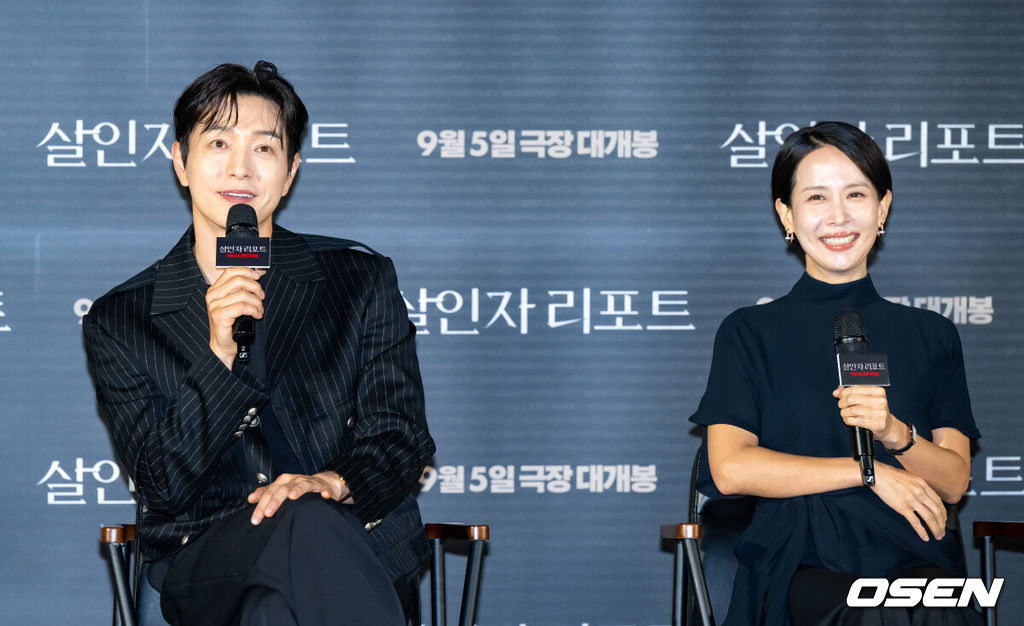 12일 오전 서울 용산아이파크몰 내 용산 CGV에서 영화 '살인자 리포트'(감독 조영준) 제작보고회가 진행됐다.‘살인자 리포트’는 특종에 목마른 베테랑 기자 선주(조여정 분)에게 정신과 의사 영훈(정성일 분)이 연쇄살인을 고백하는 인터뷰를 요청하면서 벌어지는 이야기를 다룬 작품으로, 조여정과 정성일 두 베테랑 배우의 숨 막힐 정도로 치열한 연기 대결을 예고하며 기대감을 모으고 있다.배우 정성일이 조여정 관련 질문에 답하고 있다    2025.08.12 / soul1014@osen.co.kr