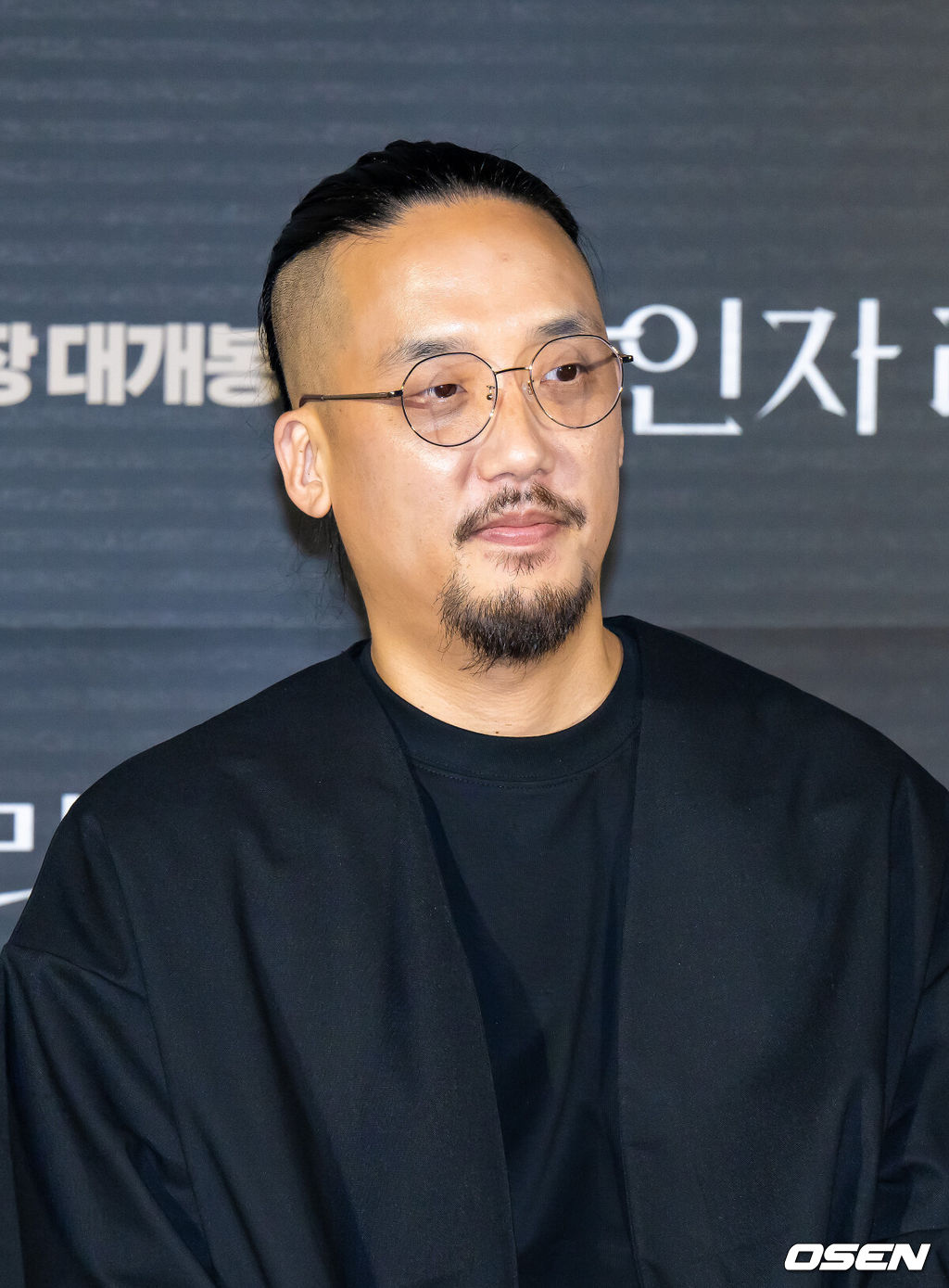 12일 오전 서울 용산아이파크몰 내 용산 CGV에서 영화 '살인자 리포트'(감독 조영준) 제작보고회가 진행됐다.‘살인자 리포트’는 특종에 목마른 베테랑 기자 선주(조여정 분)에게 정신과 의사 영훈(정성일 분)이 연쇄살인을 고백하는 인터뷰를 요청하면서 벌어지는 이야기를 다룬 작품으로, 조여정과 정성일 두 베테랑 배우의 숨 막힐 정도로 치열한 연기 대결을 예고하며 기대감을 모으고 있다.조영준 감독이 질문을 듣고 있다. 2025.08.12 / soul1014@osen.co.kr